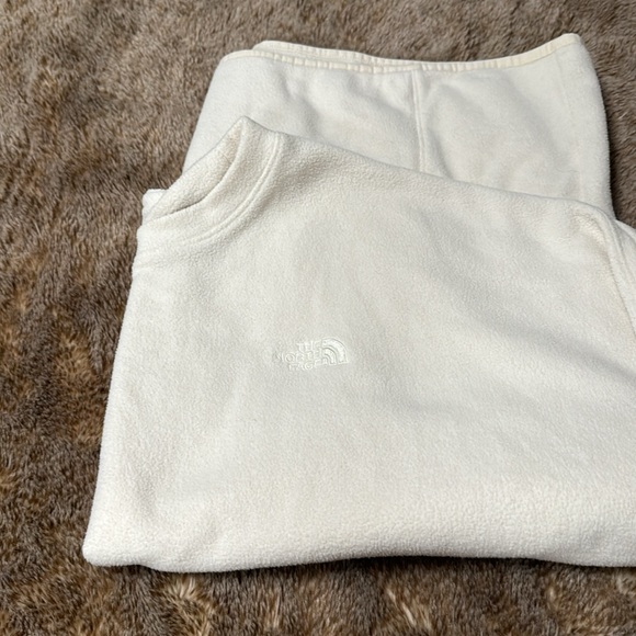 Women’s Lg Cream color pull over with pockets. Fleece. - Picture 4 of 7
